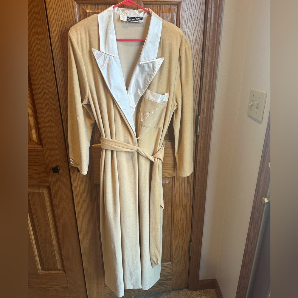Vanna White Vintage Velour Robe Gold Satin Trim Size Large Monogram V Pocket